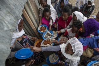 "Des milliers de réfugiés qui se trouvaient à Hitsats et Shimelba manquent toujours à l'appel. Des centaines d'entre eux n'avaient d'autre choix que de retourner en Erythrée dans ce que HRW qualifie de "rapatriements forcés".